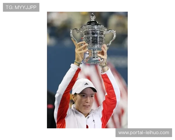 维斯塔潘举起分站冠军奖杯瞬间，眼神流露复杂情绪