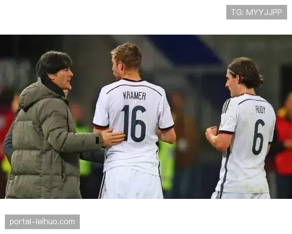 赛前通道内，穆勒与罗伊斯这对老对手相视一笑，紧紧拥抱